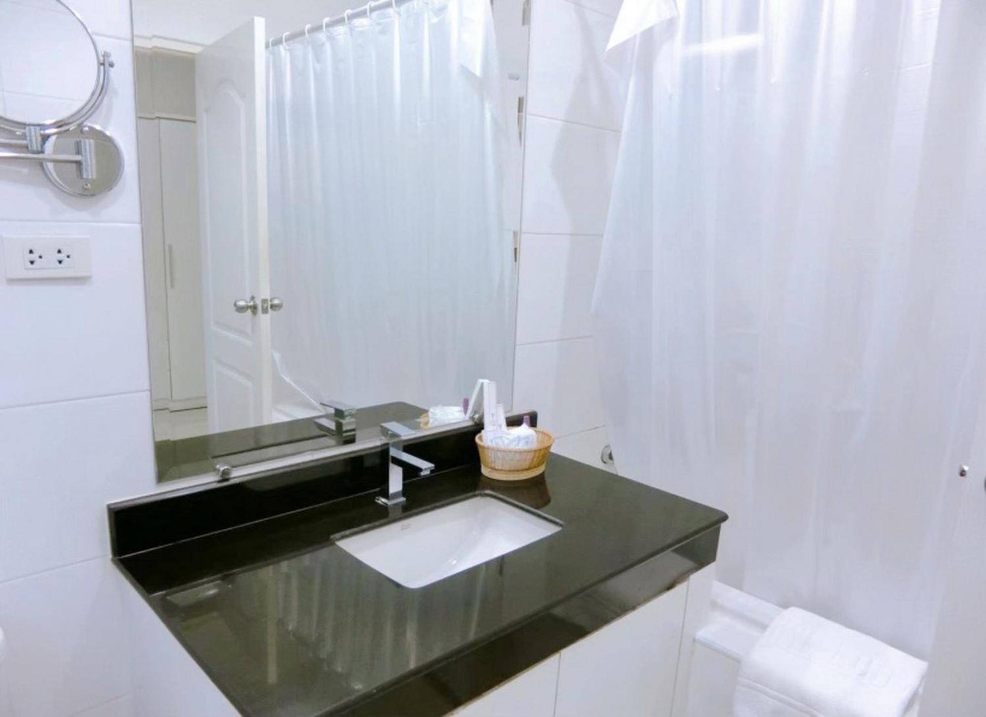 V Verve Service Apartment Hotel Chachoengsao Room photo